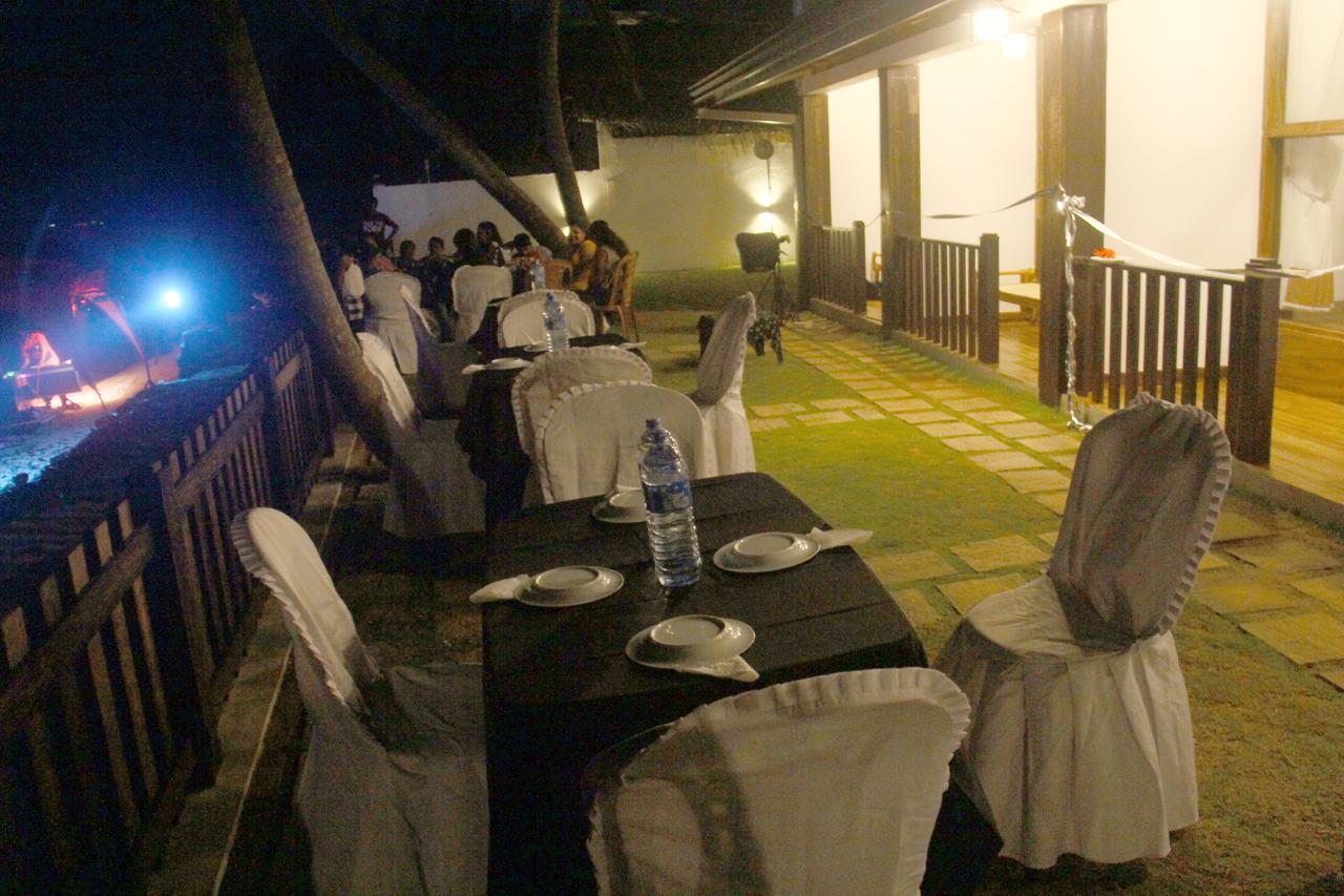 Love Birds Beach Hotel Matara Ngoại thất bức ảnh